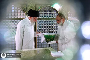 تصاویری از رهبر شهید انقلاب در مراسم غبارروبی حرم مطهر رضوی