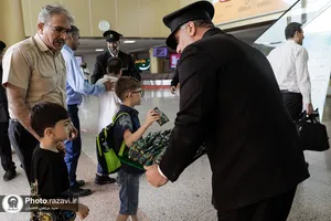 استقبال خدام از زائرین حرم رضوی در فرودگاه مشهد