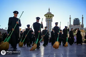 آیین جاروکشی حرم حضرت معصومه سلام&zwnj;الله علیها توسط خادمان حرم مطهر رضوی