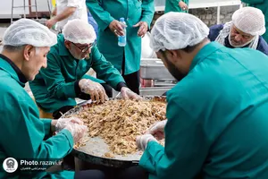 خدمت&zwnj;رسانی خدام حرم مطهر رضوی به زائران اربعین حسینی در کاظمین