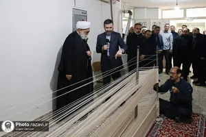 بازدید تولیت آستان قدس رضوی از روند بافت فرش&zwnj;های رواق امیرالمؤمنین علیه&zwnj;السلام

