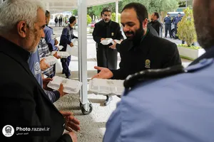 توزیع افطاری بین کارکنان قطار شهری و بهشت رضا علیه السلام