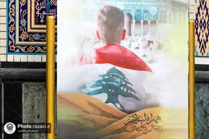 نصب کتیبه های شهادت سید حسن نصرالله در حرم مطهر رضوی