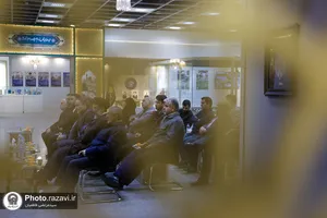 اهدای نشان طلای علمی رضا شریفیان به موزه آستان قدس رضوی