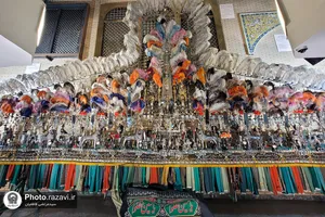تنظیف علم شاه حسین در موزه آستان قدس رضوی