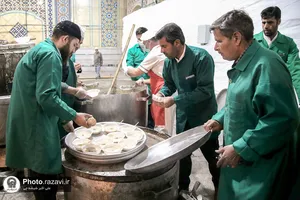 توزیع افطاری سبک در باب&zwnj;الهادی حرم مطهر رضوی