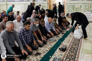 توزیع بسته&zwnj;های متبرک بین نمازگزاران در دهه کرامت