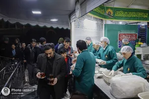 بسته بندی و توزیع افطار سبک در چایخانه حضرت رضا علیه&zwnj;السلام