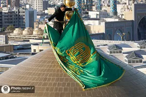 آیین تعویض پرچم حرم امام رضا علیه&zwnj;السلام در آستانه ماه ربیع&zwnj;الاول