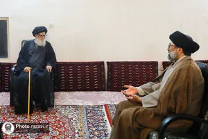 اهداء مصحف مشهد رضوی به آیت الله مرتضوی