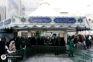تشرف و خدمت چهره های فوتبالی در حرم مطهر رضوی