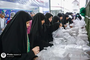 توزیع ٣۵٠٠ پرس غذای متبرک توسط خواهران خادم حرم مطهر رضوی