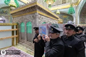 طواف پیکر شهدای خدمت دور ضریح مطهر رضوی