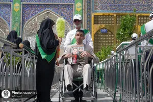 تشرف زائران سالمند به حرم مطهر رضوی
