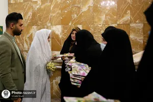 اهدای هدیه متبرک به زائران حرم مطهر رضوی