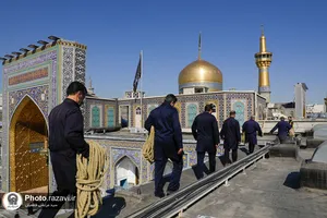 تعویض پرچم گنبد منور رضوی به مناسبت شهادت امام صادق علیه السلام
