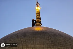 تعویض پرچم حرم امام رضا علیه&zwnj;السلام به مناسبت شهادت حضرت زهرا سلام&zwnj;الله علیها