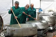 جوشش دیگ‌های اطعام در دهه ولایت کنار حرم امام رضا (ع)