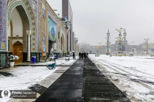 خدمت&zwnj;رسانی به زائران حرم مطهر رضوی در بارش برف