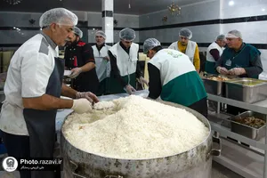 طبخ و توزیع غذای متبرک بین معتکفین در مساجد حاشیه شهر مشهد