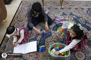 مادری به همراه معلمی