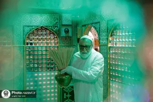 غبارروبی ضریح مطهر حضرت رضا(ع) در آستانه میلاد پیامبر اکرم(ص)