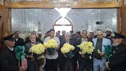 تعویض گل‌های فوق ضریح حضرت حسین بن موسی الکاظم (ع)
