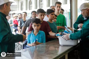 پذیرایی از زائران بارگاه منور رضوی توسط هیئت حضرت نرجس(س) عراق