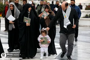 حضور شرکت کنندگان رویداد هنری &laquo;پرچم بر زمین نمی&zwnj;افتد&raquo; در صحن قدس