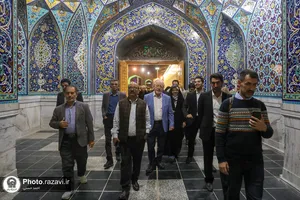 تشرف جمعی از مهمانان همایش بین&zwnj;المللی کتابخانه&zwnj;های عمومی کشور به حرم مطهر رضوی
