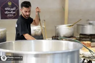 پخت هزاران پرس غذای گرم در آشپزخانه مرکزی آستان قدس رضوی در مرز مهران/ فیلم