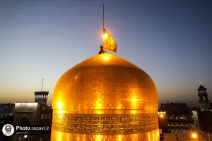 تعویض پرچم گنبد مطهر امام رضا(علیه&zwnj;السلام) به مناسبت آغاز ماه ربیع&zwnj;الاول