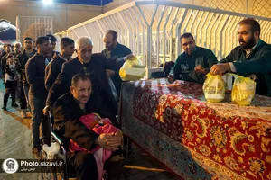 توزیع افطاری در باب&zwnj;الکاظم حرم مطهر رضوی