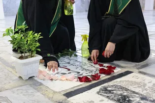 غبارروبی مزار شهدای مدفون در حرم مطهر رضوی