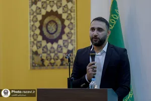 اهدای نشان طلای علمی رضا شریفیان به موزه آستان قدس رضوی
