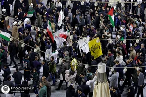 تعویض پرچم گنبد منور رضوی به مناسبت عزای عمومی در کشور