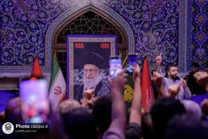 تشرف هنرمندان نهضت مردمی پوستر انقلاب به حرم مطهر رضوی
