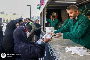 پذیرایی از زائران در موکب خدام انتظامات حرم مطهر رضوی