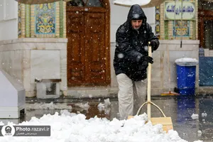 خدمت&zwnj;رسانی به زائران حرم مطهر رضوی در بارش برف