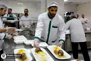 تشرف و خدمت چهره های فوتبالی در حرم مطهر رضوی