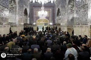 غبارروبی ضریح مطهر امام رضا علیه&zwnj;السلام