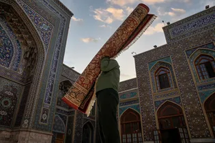 عکس با کیفیت : خدمت فرش در حرم مطهر رضوی