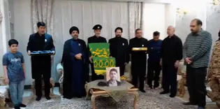 خادمان رضوی با پرچم متبرک در منزل شهدای جنگ رمضان؛ لحظه‌هایی که دل‌ها را زیر و رو کرد