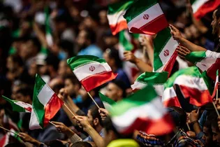 اجرای پویش «این پرچم زمین نمی‌ماند» در چهارباغ اصفهان