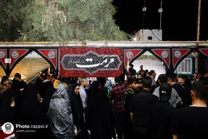 خدمت&zwnj;رسانی خدام حرم مطهر رضوی به زائران اربعین حسینی در سامرا