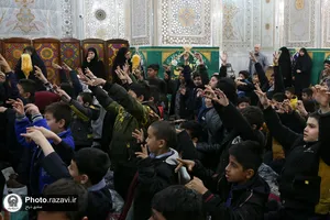 گردهمایی پسران و پدران غیر ایرانی در حرم مطهر رضوی