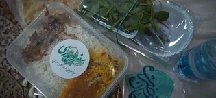 همزمان با نوزدهمین شب ماه رمضان، سفره  افطاری رضوی در منطقه شهید باهنر مشهد پهن شد