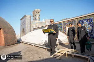 اهتزاز پرچم مشکی گنبد منور رضوی به مناسبت شهادت دبیر کل حزب الله لبنان