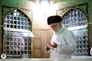 تصاویری از رهبر شهید انقلاب در مراسم غبارروبی حرم مطهر رضوی