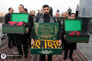 آیین تعویض پرچم گنبد منور رضوی به مناسبت آغاز ماه محرم